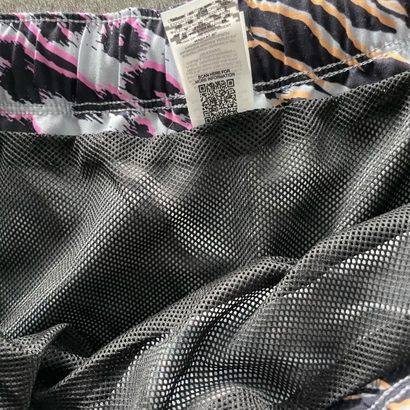 ASOS animal print swim trunks - Picture 2 of 2